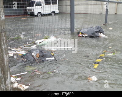 Flottante Garbages lungo Timog Avenue in Quezon City. Typhoon Mario causato inondazioni come stima della sua quantità di pioggia è da 7 - 20 mm per ora(da moderata a intensa) entro la tempesta tropicale di 350 km di diametro. © Sherbien Dacalanio/Pacific Press/Alamy Live News Foto Stock