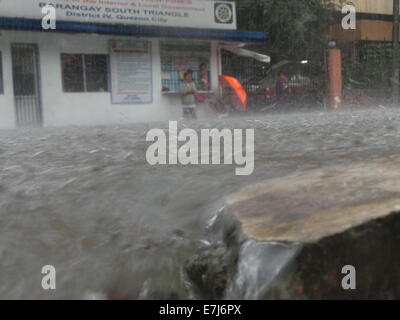 Typhoon Mario causato inondazioni in Quezon City come stima della sua quantità di pioggia è da 7 - 20 mm per ora(da moderata a intensa) entro la tempesta tropicale di 350 km di diametro. © Sherbien Dacalanio/Pacific Press/Alamy Live News Foto Stock