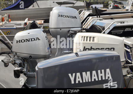 Vari motori fuoribordo sui traversi di imbarcazioni da diporto in boat yard pronti per la vendita Foto Stock