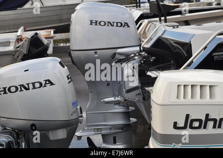 Vari motori fuoribordo sui traversi di imbarcazioni da diporto in boat yard pronti per la vendita Foto Stock