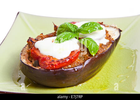 Melanzane al forno ripiene con formaggio e verdure Foto Stock