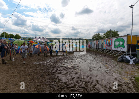 I frequentatori del festival coda per i bagni e le docce in mattina a Glastonbury Festival. Foto Stock