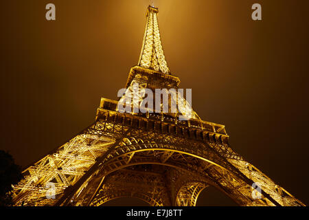 La Torre Eiffel a Parigi di notte Foto Stock