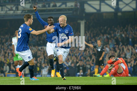 Liverpool, Regno Unito. Xviii Sep, 2014. Everton's Steven Naismith (R) cheers insieme con Seamus Coleman (L) e Romelu Lukaku dopo il punteggio 1-0 durante la UEFA Europa League gruppo H partita di calcio tra Everton FC e VfL Wolfsburg al Goodison Park, Liverpool, Gran Bretagna, 18 settembre 2014. © dpa picture alliance/Alamy Live News Foto Stock