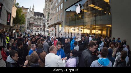 Monaco di Baviera, Germania. Xix Sep, 2014. Centinaia di persone si radunano davanti all'ingresso del negozio Apple store nel centro della città di Monaco di Baviera, Germania, il 19 settembre 2014. Una grande folla si era radunata davanti al negozio Apple Store prima del lancio ufficiale del nuovo Apple iphone i modelli e le ricercate iphone 6. Foto: PETER KNEFFEL/dpa/Alamy Live News Foto Stock