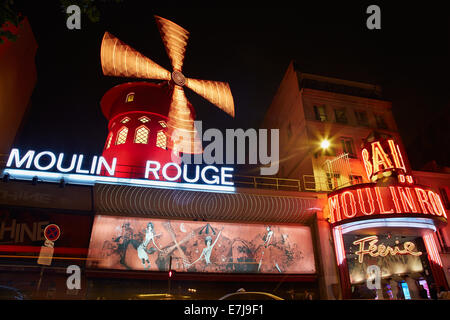 Moulin Rouge di notte a Parigi Foto Stock