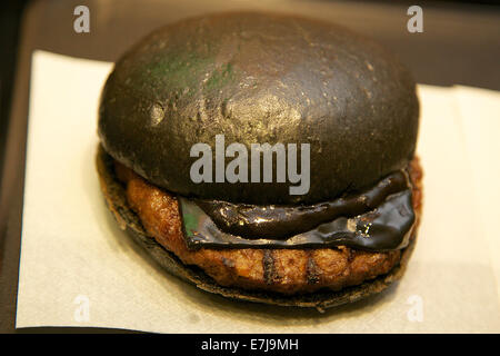 Tokyo, Giappone. Xix Sep, 2014. Il 'Kuro Perla' hamburger da Burger King ristorante il 19 settembre 2014 a Tokyo in Giappone. Burger King lancia per il suo menu due tipi di hamburger nero 'Kuro diamante' e 'Kuro Pearl' che contiene focacce nero e nero formaggio prodotto da carbone di bambù, aglio salsa fatta con inchiostro di calamari e polpette di carne fatta con pepe nero tutti in colore nero a partire da venerdì, 19 settembre per un periodo limitato. Credito: Aflo Co. Ltd./Alamy Live News Foto Stock