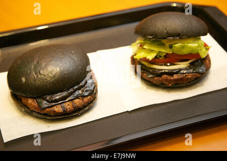 Tokyo, Giappone. Xix Sep, 2014. Burger King lancia per il suo menu due tipi di hamburger nero 'Kuro diamante' e 'Kuro Pearl' che contiene focacce nero e nero formaggio prodotto da carbone di bambù, aglio salsa fatta con inchiostro di calamari e polpette di carne fatta con pepe nero tutti in colore nero a partire da venerdì, 19 settembre per un periodo limitato. Lo scorso anno il Burger King incluso il "Ninja Burger' nero simile burger il suo menu Giapponese. Credito: Aflo Co. Ltd./Alamy Live News Foto Stock