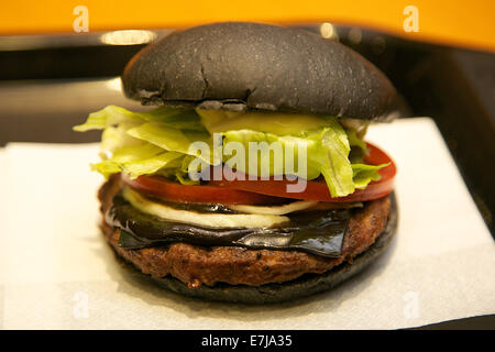 Tokyo, Giappone. Xix Sep, 2014. Il 'Kuro diamante' hamburger da Burger King ristorante il 19 settembre 2014 a Tokyo, Giappone. Burger King lancia per il suo menu due tipi di hamburger nero 'Kuro diamante' e 'Kuro Pearl' che contiene focacce nero e nero formaggio prodotto da carbone di bambù, aglio salsa fatta con inchiostro di calamari e polpette di carne fatta con pepe nero tutti in colore nero a partire da venerdì, 19 settembre per un periodo limitato. Credito: Aflo Co. Ltd./Alamy Live News Foto Stock