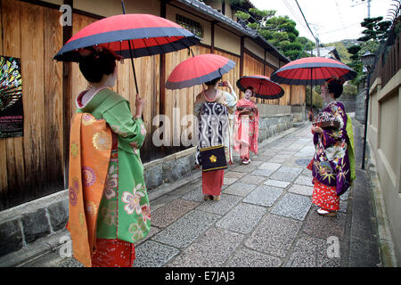 Le donne giapponesi, bellezza femminile, geishe che posano per una foto, area di Gion, Kyoto, Giappone, Asia. Geisha tradizionale per il make-up e abiti Foto Stock