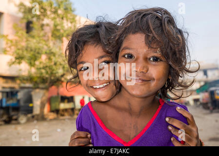 Due sorridenti bambini di strada, Bhavnagar, Gujarat, India Foto Stock