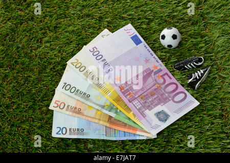 Euro Bills, calcio, scarpe da calcio Foto Stock