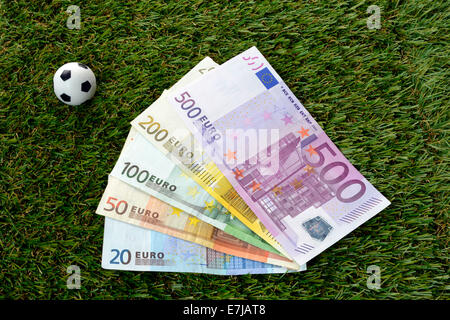 Le banconote in euro, palloni da calcio Foto Stock