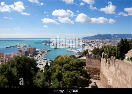 Vista dall'Alcazaba, fortezza moresca, porto, Castillo de Gibralfaro castello sul monte Gibralfaro, Malaga, Andalusia, Spagna Foto Stock