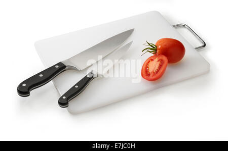 Due lame su un bianco tagliere con pomodori Foto Stock