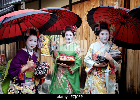 Le donne giapponesi, bellezza femminile, geishe che posano per una foto, area di Gion, Kyoto, Giappone, Asia. Tradizionale geisha trucco e vestire Foto Stock