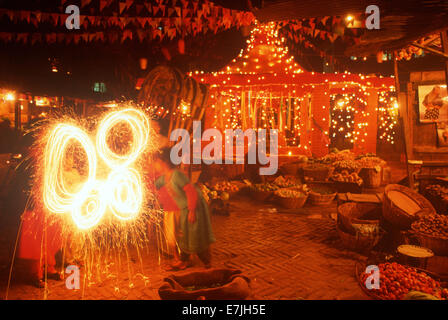 Sparkler, mercato, Diwali Festival, Kathmandu, Nepal Foto Stock