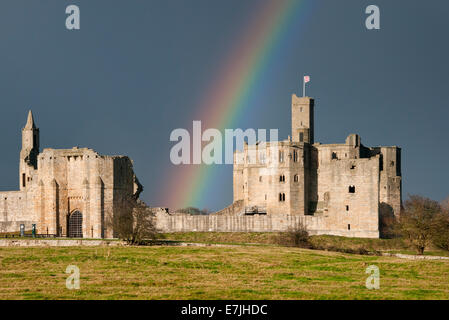 Rainbow su Warkworth Castle Warkworth, Northumberland, England, Regno Unito Foto Stock