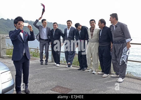 Un gruppo di uomini Kurdistani celebrare i loro amici imminente matrimonio. Lo sposo è il più lontano a destra in questa foto. Foto Stock