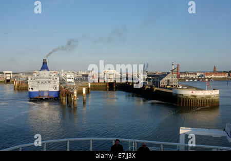 DFDS Seaways cross channel ferry Calais Seaways nel porto di Calais, Francia Foto Stock