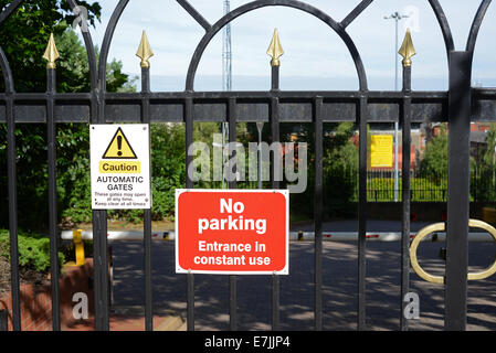 Nessun avviso di parcheggio di fronte i cancelli bloccati per uffici e appartamenti a Leeds Yorkshire Regno Unito Foto Stock