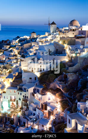Mulini a vento & imbiancato case tradizionali di notte, Oia - Santorini, isole greche, Grecia, Europa Foto Stock