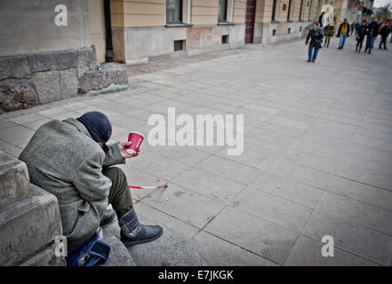 Senzatetto uomo sulla Krakowskie Przedmiescie Street a Varsavia, Polonia Foto Stock