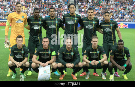 Salisburgo, Austria. Xviii Sep, 2014.Celtic Glasgow i giocatori di posa per una foto di gruppo prima di Europa League Soccer match tra Red Bull Salisburgo vs FC Celtic Glasgow a Salisburgo, Austria, 18 settembre 2014. (Bancata posteriore, L-R) Craig Gordon, Efe Ambrogio, Jason Denayer, Virgilio van Dijk, Stefan Scepovic, Emilio Izaguirre. (Bancata anteriore, L-R) Callum McGregor, Scott Brown, Kris Commons, Stefan Johansen, Wakaso Mubarak. Credito: dpa picture alliance/Alamy Live News Foto Stock