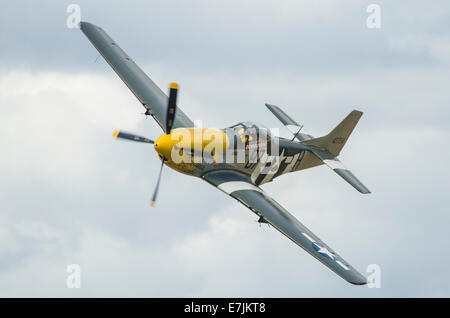 Old Flying Machine Company's P51D feroce Frankie nei colori del 374 Fighter Sqn, 361 Gruppo combattente civile G Reg-BTC Foto Stock