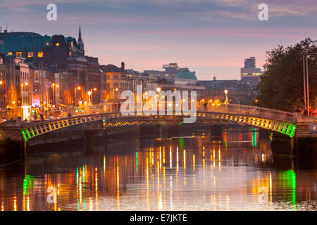 Halfpenny Bridge Fiume Liffey Dublino Irlanda Foto Stock