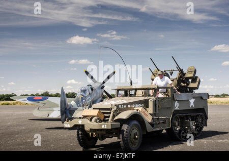 US Army M3 mezza via & Spitfire T9 PV202/G-CCCA 5R-H Foto Stock