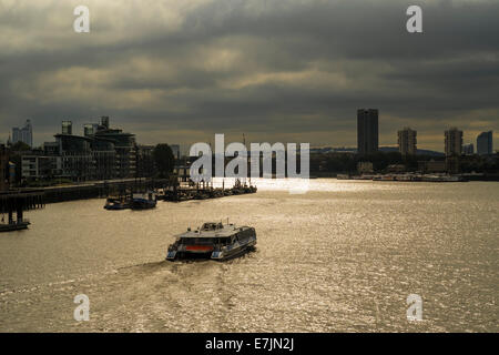 Un teste rIverbus in direzione est verso l'Arena O2 all'alba sul Tamigi a Londra, Regno Unito Foto Stock