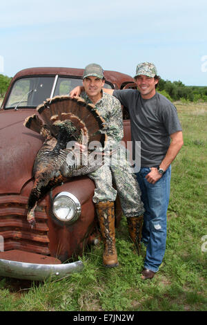 Texas Governor Rick Perry pone con musica country star Clay Walker dopo hanno sparato una Turchia mentre la caccia di prua al Vinson Ranch Maggio 22, 2006 in Albany, Texas. Foto Stock