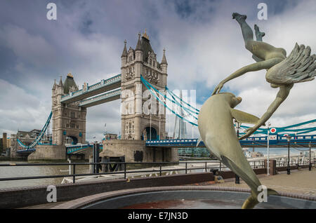 Una vista diurna di Tower Bridge, con David Wynnes della statua della ragazza con il delfino in primo piano Foto Stock