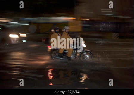 Makati City Metro Manila, Filippine. 19 Settembre, 2014. Philippine pendolari provare per arrivare a casa la sera Rush Hour, attraverso le inondazioni causate dalla tempesta tropicale 'Mario' (nome internazionale Fung-Wong) che ha colpito l isola di Luzon. Credito: David Hodges/ Alamy Live News Foto Stock