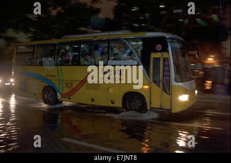 Makati City Metro Manila, Filippine. 19 Settembre, 2014. Philippine pendolari provare per arrivare a casa la sera Rush Hour, attraverso le inondazioni causate dalla tempesta tropicale 'Mario' (nome internazionale Fung-Wong) che ha colpito l isola di Luzon. Credito: David Hodges/ Alamy Live News Foto Stock