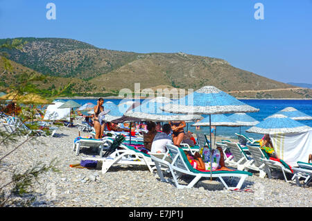 La gente sulla spiaggia naturale Foto Stock