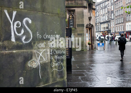 Referendum scozzese. Sì campagna conta graffiti sulle pareti della Cattedrale di St Giles, Edimburgo. Foto Stock