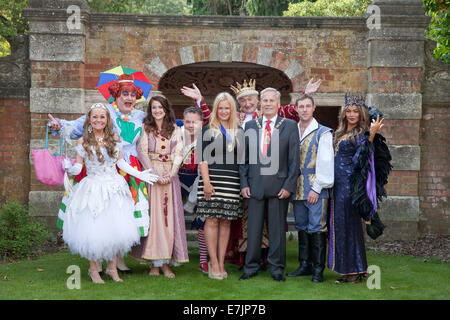 Il sindaco e vice sindaco di Bromley Unisciti al cast a Bromley del teatro di Churchill's Pantomime Sleeping Beauty premere Avvia Foto Stock