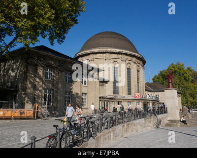 Treno e s-bahn stataion Messe/Deutz di Colonia, NRW, Germania Foto Stock