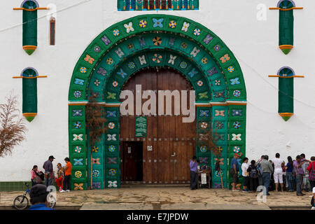 I credenti fuori di San Juan de Chamula la Chiesa. Chamula, Chiapas, Messico Foto Stock