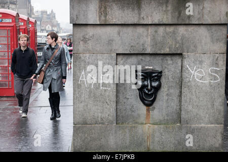 Referendum scozzese. Sì graffiti sul Royal Mile di Edimburgo Foto Stock