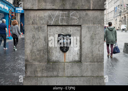 Referendum scozzese. Sì graffiti sul Royal Mile di Edimburgo Foto Stock