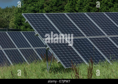 Sezioni di pannelli solari monocristallini fotovoltaici a inclinazione fissa in rack/fotovoltaici. Una fonte di energia "pulita" nel mix di energie rinnovabili. Foto Stock