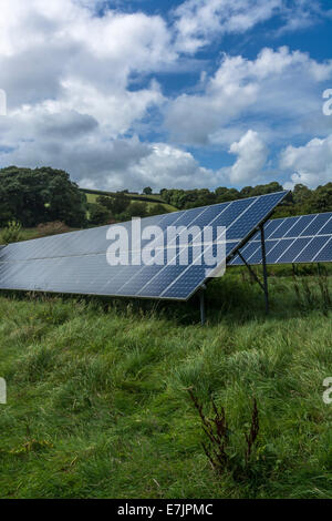 Sezioni di pannelli solari monocristallini fotovoltaici a inclinazione fissa in rack/fotovoltaici. Una fonte di energia "pulita" nel mix di energie rinnovabili. Foto Stock