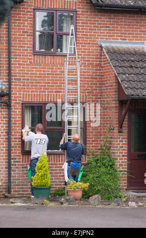 Pulitori per finestre pulizia finestre presso la struttura a Devizes, Wiltshire Regno Unito nel mese di agosto Foto Stock