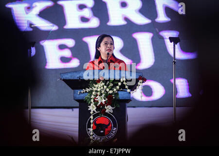 Di Semarang, Indonesia. 19 Settembre, 2014. Presidente del partito PDIP che anche la figlia di Megawati, Puan il Maharani gesti come essa offre il suo intervento durante il 4° nazionale riunione di lavoro di PDI-P a Marina Convention Hall di Semarang, Giava centrale, Indonesia. L incontro nazionale a cui hanno partecipato 1.590 quadri del partito da tutta l'Indonesia e si terrà dal 19-21 settembre 2014. La riunione è prevista per cambiare i dieci anni di mentalità del PDI-P, come ha commutato a essendo il partito di essere il partito di opposizione. Credito: PACIFIC PRESS/Alamy Live News Foto Stock