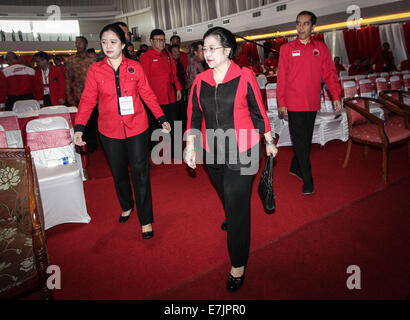 Di Semarang, Indonesia. 19 Settembre, 2014. Da destra, il presidente indonesiano eletto Joko Widodo, ex presidente e presidente indonesiano Partito Democratico di Lotta (PDI-P) Megawati Sukarnoputri e Presidente del PDI-P parte che anche la figlia di Megawati, Puan il Maharani frequentare il 4° nazionale riunione di lavoro di PDI-P a Marina Convention Hall di Semarang, Giava centrale, Indonesia. L incontro nazionale a cui hanno partecipato 1.590 quadri del partito da tutta l'Indonesia e si terrà dal 19-21 settembre 2014. Credito: PACIFIC PRESS/Alamy Live News Foto Stock