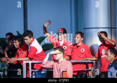 Di Semarang, Indonesia. 19 Settembre, 2014. Sostenitori onde la loro mano al presidente indonesiano eletto Joko Widodo durante il 4° nazionale riunione di lavoro di PDI-P a Marina Convention Hall di Semarang, Giava centrale, Indonesia. L incontro nazionale a cui hanno partecipato 1.590 quadri del partito da tutta l'Indonesia e si terrà dal 19-21 settembre 2014. La riunione è prevista per cambiare i dieci anni di mentalità del PDI-P, come ha commutato a essendo il partito di essere il partito di opposizione. Credito: PACIFIC PRESS/Alamy Live News Foto Stock