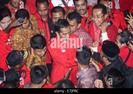 Di Semarang, Indonesia. 19 Settembre, 2014. Il presidente indonesiano eletto Joko Widodo scuote le mani con i sostenitori durante il 4° nazionale riunione di lavoro di PDI-P a Marina Convention Hall di Semarang, Giava centrale, Indonesia. L incontro nazionale a cui hanno partecipato 1.590 quadri del partito da tutta l'Indonesia e si terrà dal 19-21 settembre 2014. La riunione è prevista per cambiare i dieci anni di mentalità del PDI-P, come ha commutato a essendo il partito di essere il partito di opposizione. Credito: PACIFIC PRESS/Alamy Live News Foto Stock